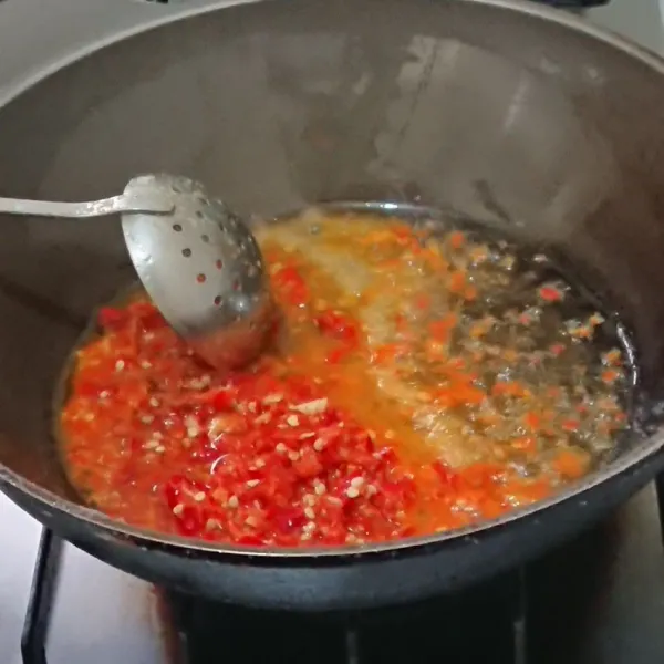 Tumis cabai yang sudah dihaluskan lalu tambahkan saus tomat.