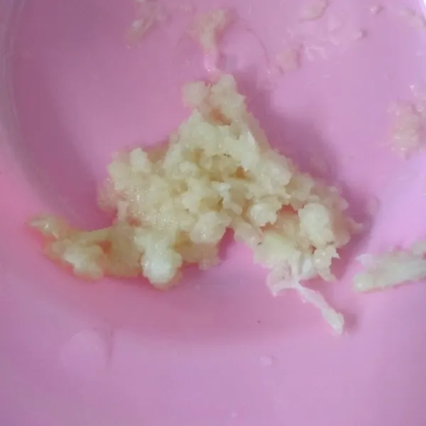 Haluskan bawang putih.