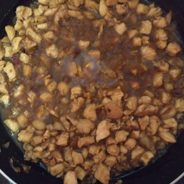 Tumis bawang putih, bawang merah masukkan ayam ,air dan beri bumbu masak hingga ayam matang.
