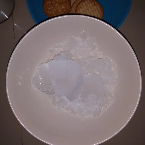 Hancurkan es batu dan biskuit kelapa.