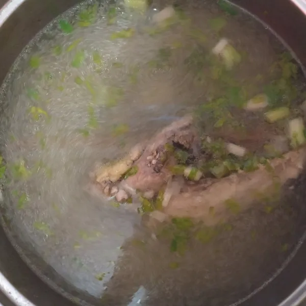 Setelah mau matang beri daun bawang. Sisihkan.