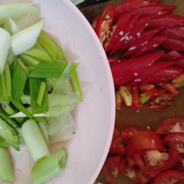 Potong tipis-tipis bawang prei, cabe merah dan cabe rawit.