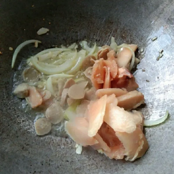Masukan irisan daging ayam, masak hingga berubah warna.