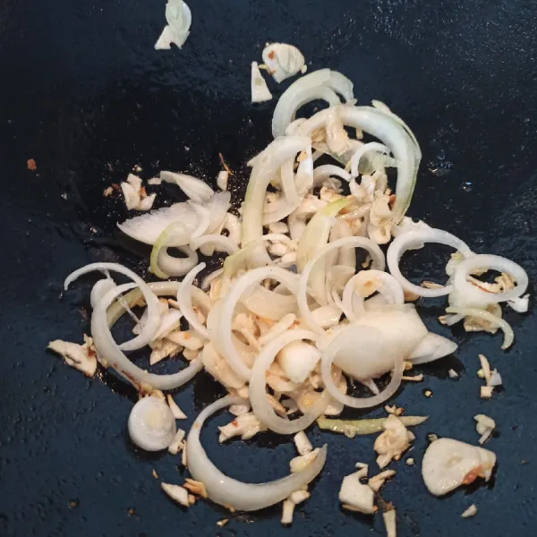 Lelehkan mentega, beri minyak wijen. Tambah tumis bawang bombay, bawang putih hingga harum.