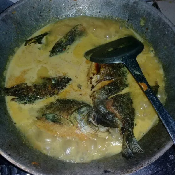 Masukan ikan bawal yang sudah di goreng, aduk pelan, masak lagi hingga kuah agak mengental, koreksi rasa.