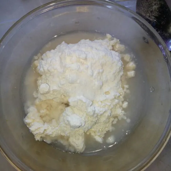 Siapkan wadah untuk tepung terigu,gula halus,garam dan air.Aduk rata,sampai kekentalan yang di inginkan.