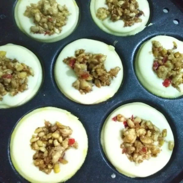 Tambahkan topping tempe crumble.