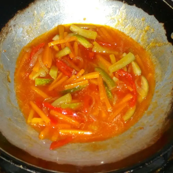 Masukan saus tomat, saus sambal, kecap asin dan minyak wijen aduk rata masak sampai matang jangan lupa tes rasa.