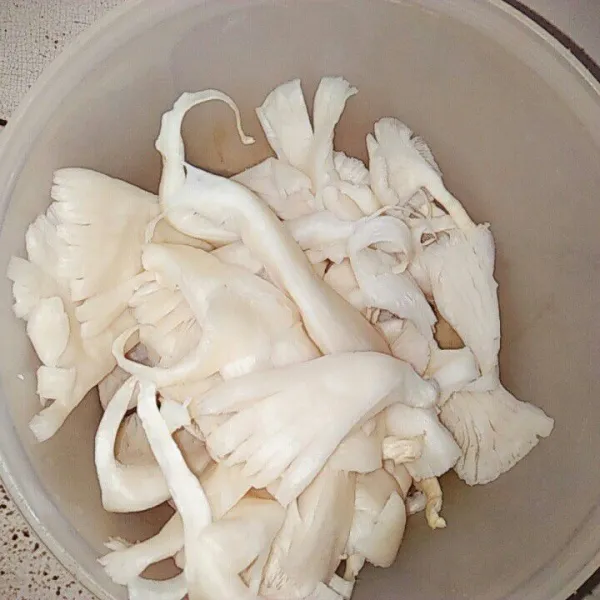 Cuci bersih jamur tiram dari kotoran, kemudian sobek mnjadi 2.