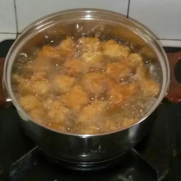 Goreng ayam sampai matang.