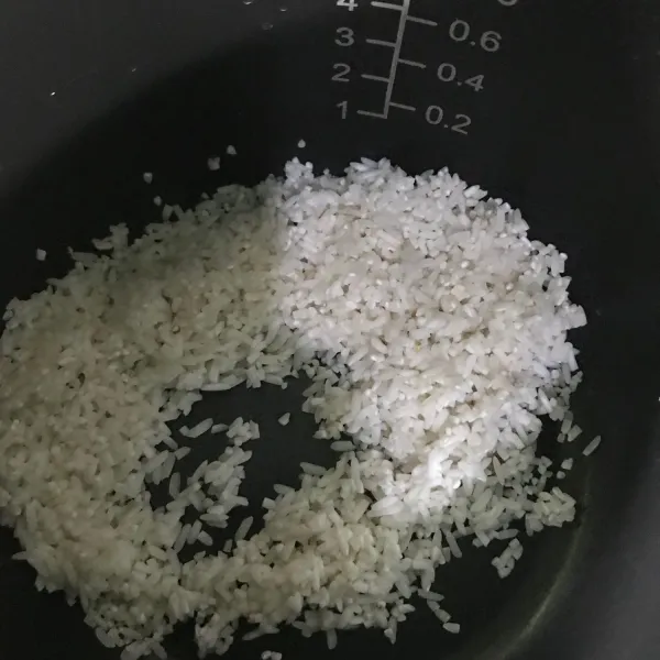 Cuci bersih beras.
