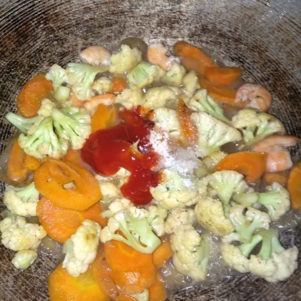 Masukkan saus tomat, kaldu, gula dan garam.