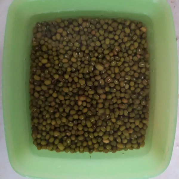 Cuci bersih kacang hijau, kemudian rendam dalam air selama 1-3 jam.
