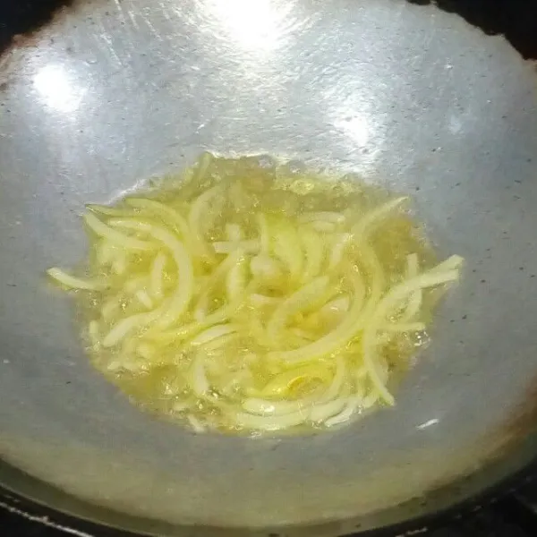 Tumis bawang bombay sampai harum dan matang masukan air garam, gula dan kaldu jamur.