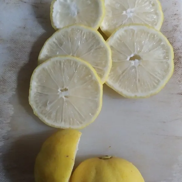 Iris tipis lemon dan sisakan sedikit untuk diperas.