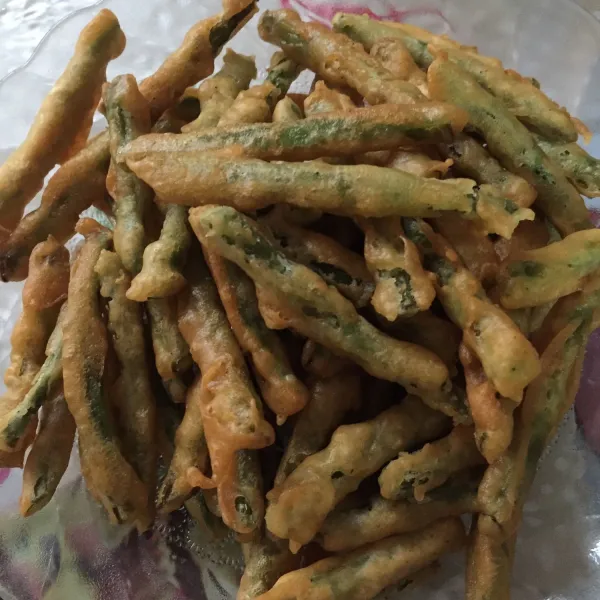 Lalu goreng buncis sampai berwarna kekuningan.