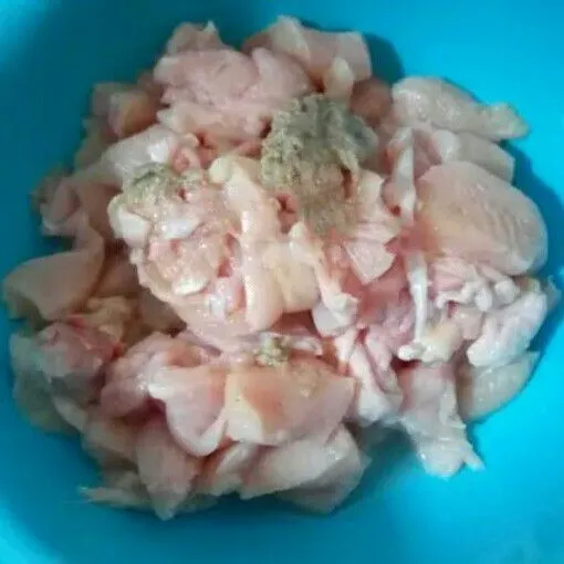 Campur ayam dengan bumbu marinade aduk rata diamkan selama 1 jam.