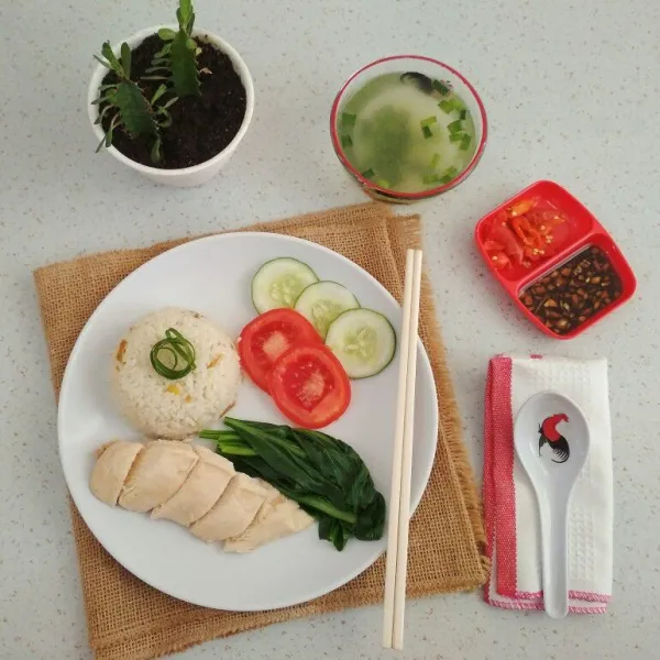 Tata nasi di piring saji, tambahkan daun sawi yang sudah direbus tadi, potongan tomat dan mentimun, kuah yang sudah disaring dan ditaburi daun bawang, cabe rawit rebus yang sudah di uleg kasar dan saus kecap.