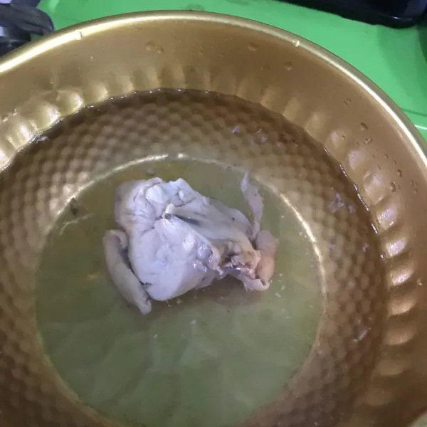 Masukkan air baru lalu rebus lagi ayam untuk kedua kalinya hingga mendidih.