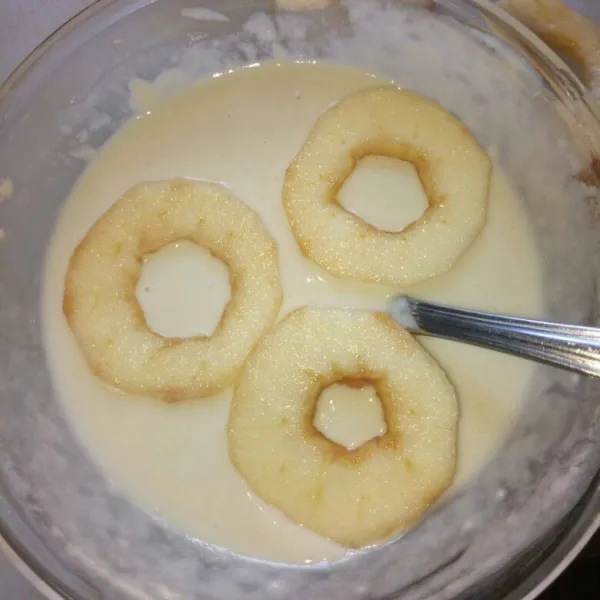 Celupkan apel ke adonan basah,ratakan keseluruh bagian apel.