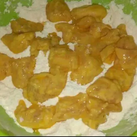 Gulingkan lagi ayam ke tepung.