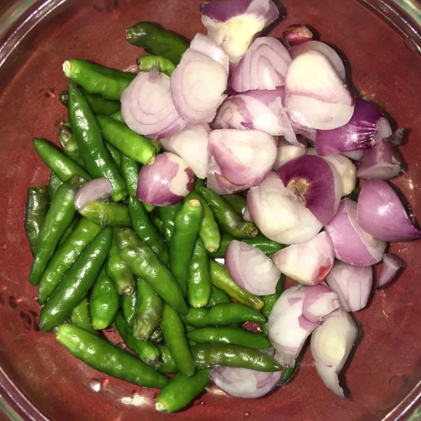 Kemudian iris bawang. Untuk cabe rawit sesuai selera mau dimasukkan utuh atau diiris kecil-kecil