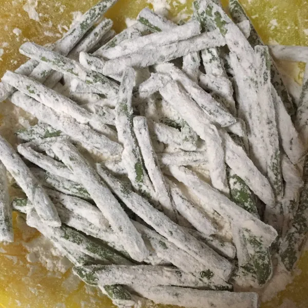 Balur buncis yang sudah dibersihkan dengan tepung terigu.