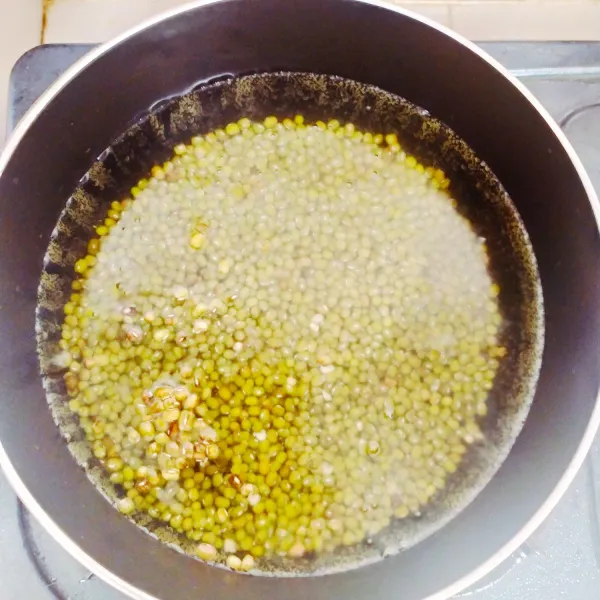 Setelah mendidih masukan kacang hijau masak selama 5 menit kemudian diamkan selama 30 menit.