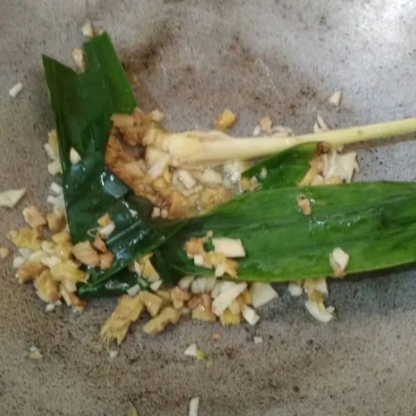 Tumis bawang putih cincang dan jahe cincang, tambahkan serai dan daun pandan tumis hingga harum dan sedikit kecoklatan matikan api dan masukkan kedalam beras yang sudah dicuci bersih.