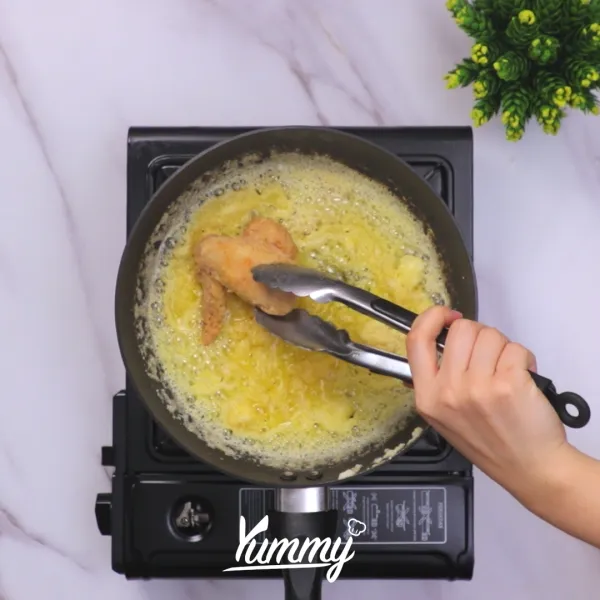 Lelehkan mentega, tumis bawang putih cincang hingga harum masukkan  keju parmesan, aduk rata.