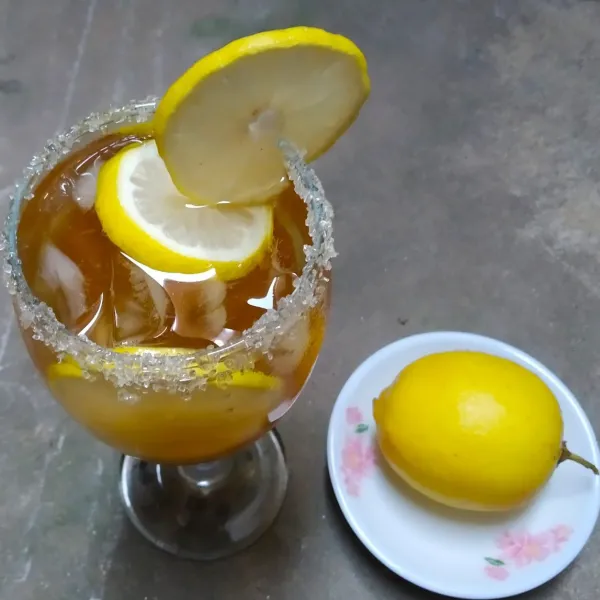 Ice lemon tea siap disajikan.