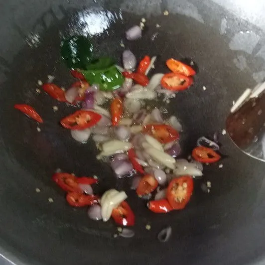 Tumis bumbu iris dan daun jeruk dengan secukupnya minyak goreng hingga harum.