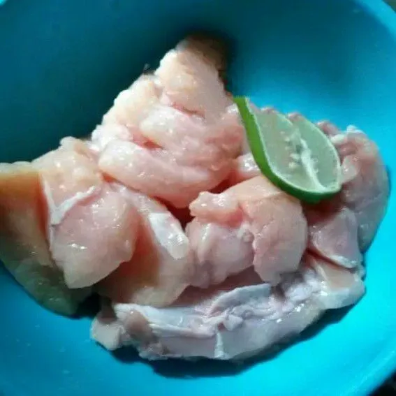 Cuci bersih ayam kucuri dengan air perasan jeruk nipis remas sampai kesat lalu cuci bersih lagi.