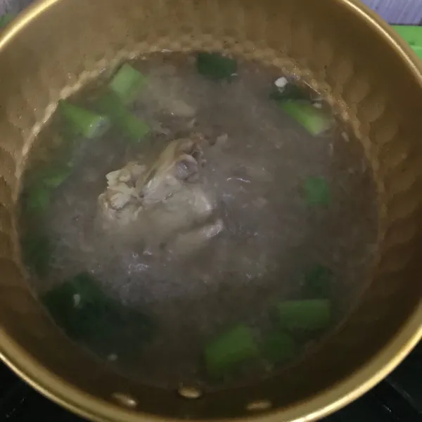 Masukkan potongan daun bawang. masak ayam hingga empuk lalu tiriskan airnya.