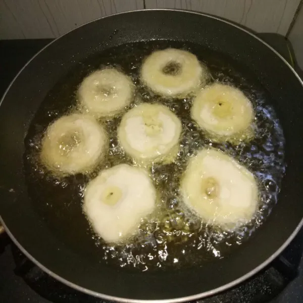 Siapkan pan dan panaskan minyak.Goreng apel sampai berwarna kuning keemasan.Proses hanya sekali balik ya,angkat dan tiriskan.
