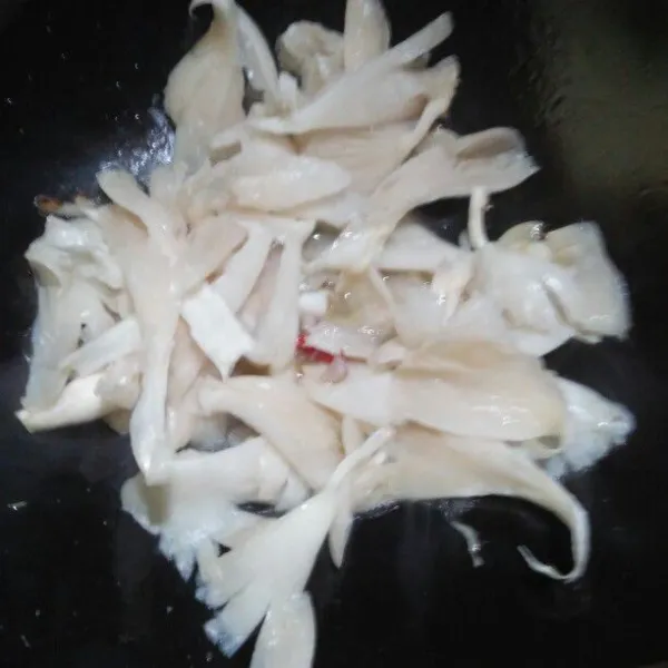 Masukkan jamur tiram. Aduk hingga sedikit layu.