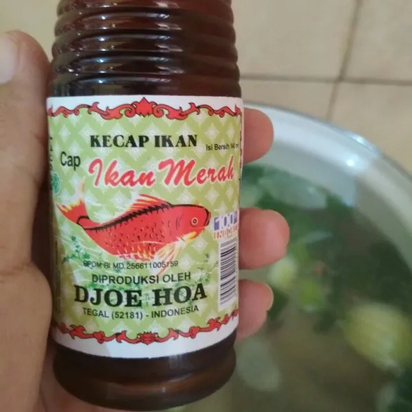 Tambahkan kecap ikan, beri gula dan garam secukupnya, masak hingga ayam matang dan bumbu meresap kedalam ayam, koreksi rasa, matikan api.