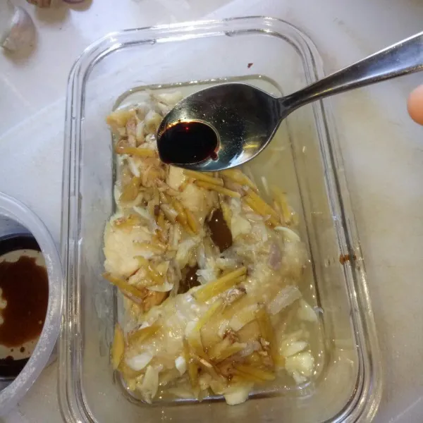 Setelah ayam matang, angkat dan siram dengan kecap asin tadi. Ayam kukus siap di sajikan.