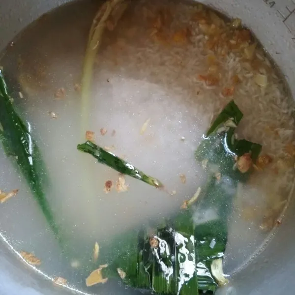 Aduk rata tumisan dan beras tambahkan air seperti menanak nasi, tambahkan garam secukupnya aduk rata, nyalakan tombol cook masak hingga nasi matang aduk nasi setelah matang.
