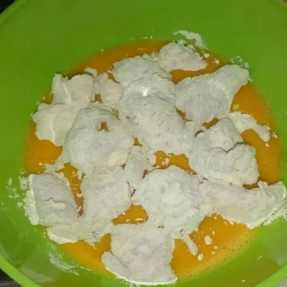 Lalu masukan ayam ke kocokan telur aduk rata.