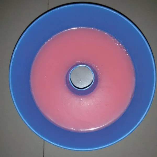 Tuang puding warna pink secukupnya. Biarkan hingga dingin. Sisa adonan puding letakan di atas air panas agar tidak cepat keras.