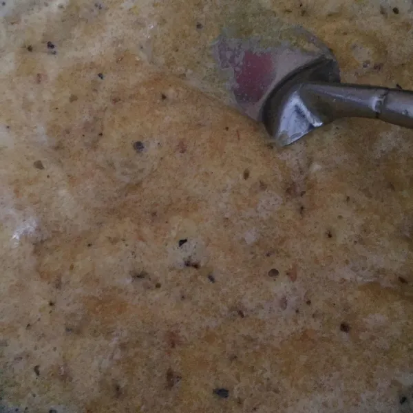 Tumis bawang putih sampai harum lalu tambahkan kuning telur asin, lada, gula dan garam, aduk rata.