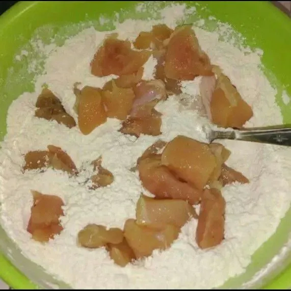 Masukan ayam ke dalam tepung aduk rata sampai ayam berbalut bumbu.