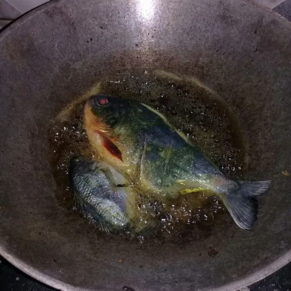 Buang kotoran ikan dan sisiknya, cuci sampai benar benar bersih, lalu goreng dengan minyak panas sampai garing dan kecoklatan, angkat tiriskan.