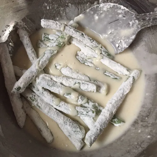 Buat adonan dari tepung serbaguna tapi jangan terlalu encrr lalu masukan buncis ke dalam adonan.