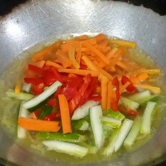 Masukan wortel, timun, dan cabenya aduk rata masak sampai sayuran layu.