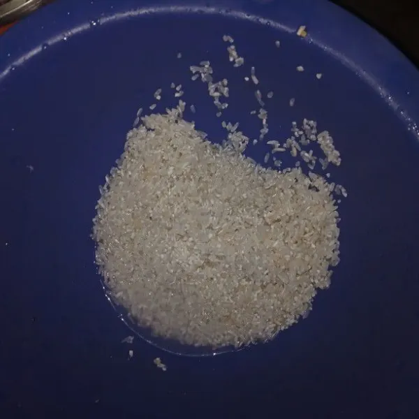 Siapkan beras lalu di cuci sampai bersih.