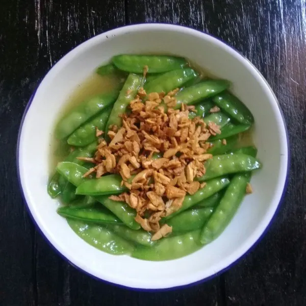 Pindahkan kepiring lalu taburi dengan bawang putih goreng, sajikan.