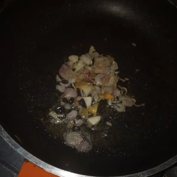 Panaskan minyak lalu goreng bawang putih jae sampai wangi masukan beras aduk sampai rata.