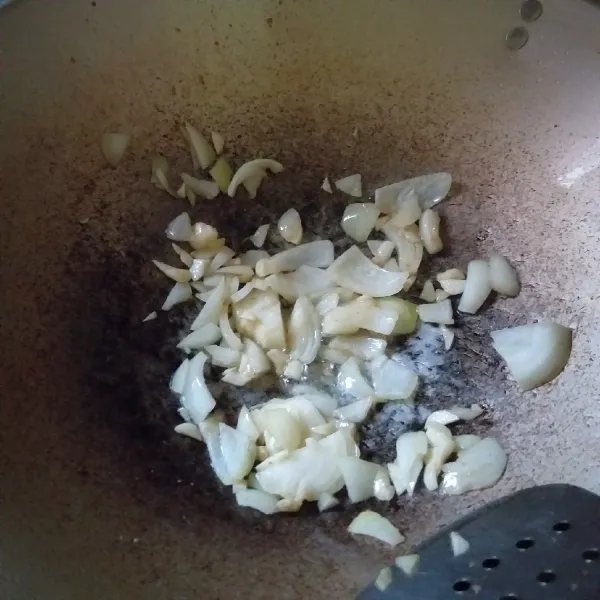 Siapkan bumbu brown sauce, iris bawang, kemudian tumis hingga harum.
